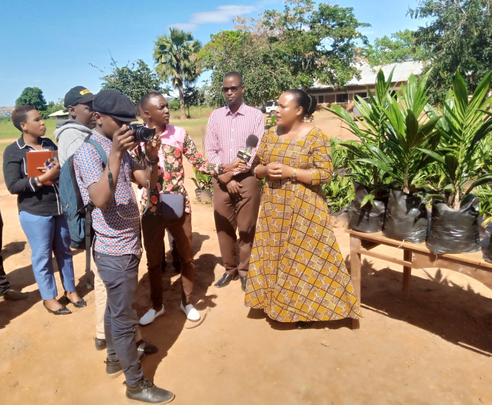 TARI Kihinga has conducted an exercise to distribute 2000 Oil Palm seedlings to farmers of Kigoma Ujiji Municipal Council and Kigoma Rural District Council. 