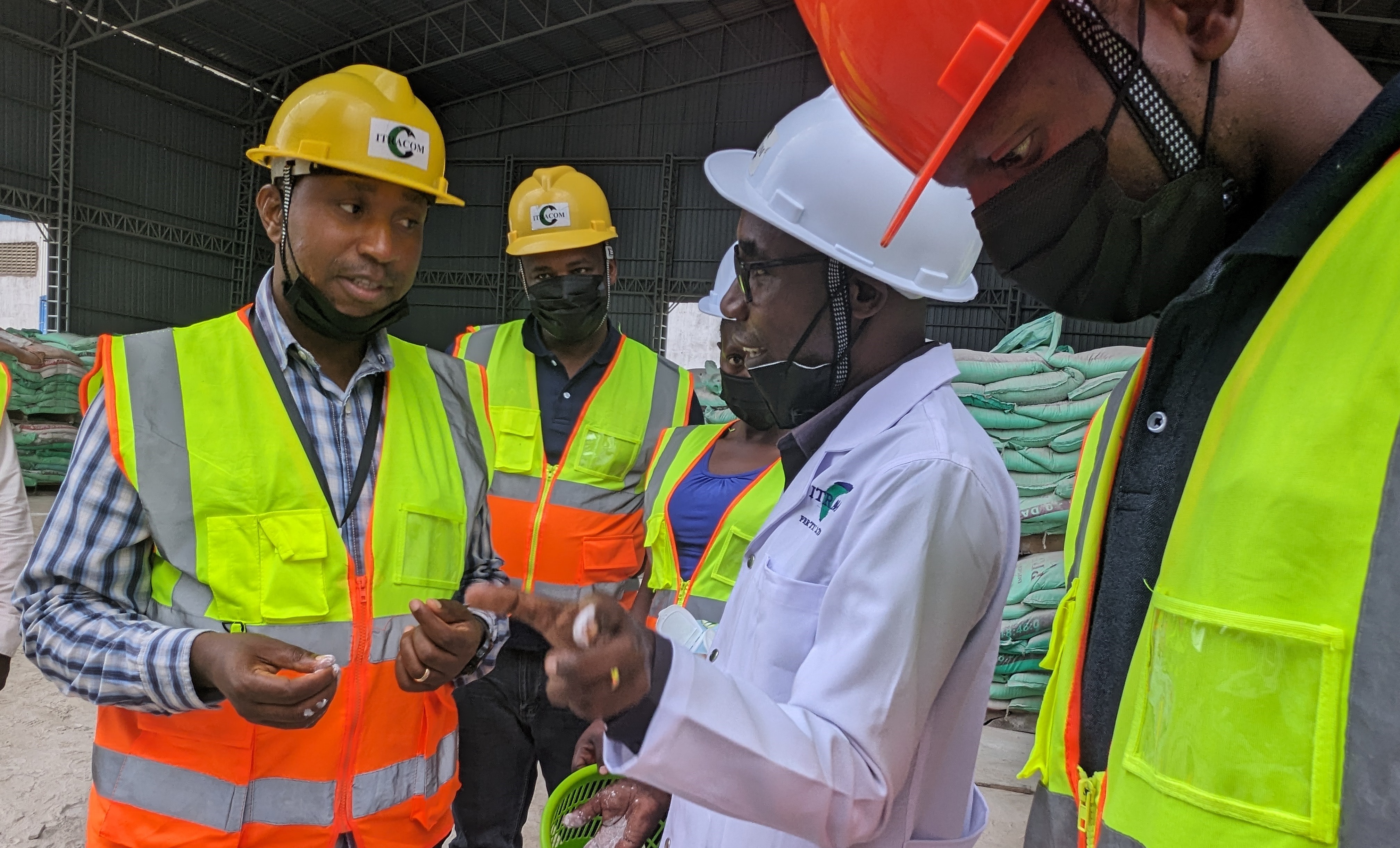 A TEAM OF RESEARCHERS FROM TARI UKIRIGURU RECENTLY PAYED THEIR VISIT AT ITRACOM FERTILIZER MANUFACTURING COMPAMY BASED IN DODOMA CITY.