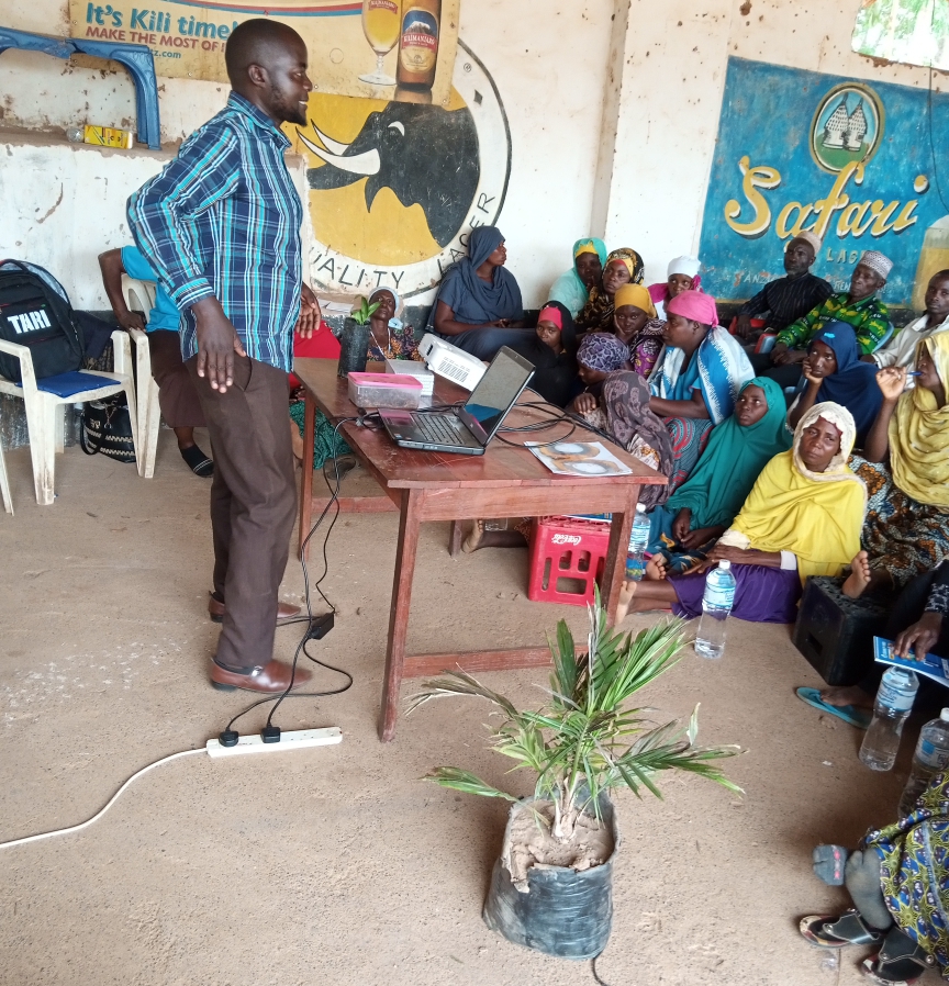 Researcher from TARI Kihinga Mr. Tawfiq Mwijage presenting a topic about establishment and management of Oil Palm farm to farmers from various villages in Ilagala Ward at the training on good agricultural practices of Oil Palm conducted on 30/09/2021