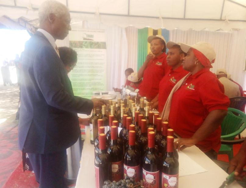 Hon. Prof.  Davis Mwamfupe,  Dodoma city council Mayor visited TARI- Makutupora pavilion during wine festival week held from 4 -7th  November  2021 at mashujaa ground.
