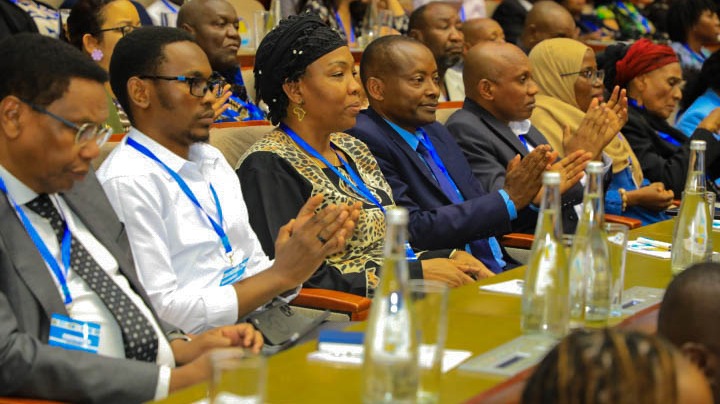 MKURUGENZI MKUU WA TARI,DKT THOMAS BWANA PAMOJA NA MKURUGENZI WA UHAULISHAJI TEKNOLOJIA NA MAHUSIANO DKT.SOPHIA KASHENGE WAKIFUATILIA MKUTANO WA NCHI WANACHAMA WA NAIROBI(COP 12)